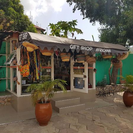 De Mod Hotel Ngleshi Amanfro Exterior photo