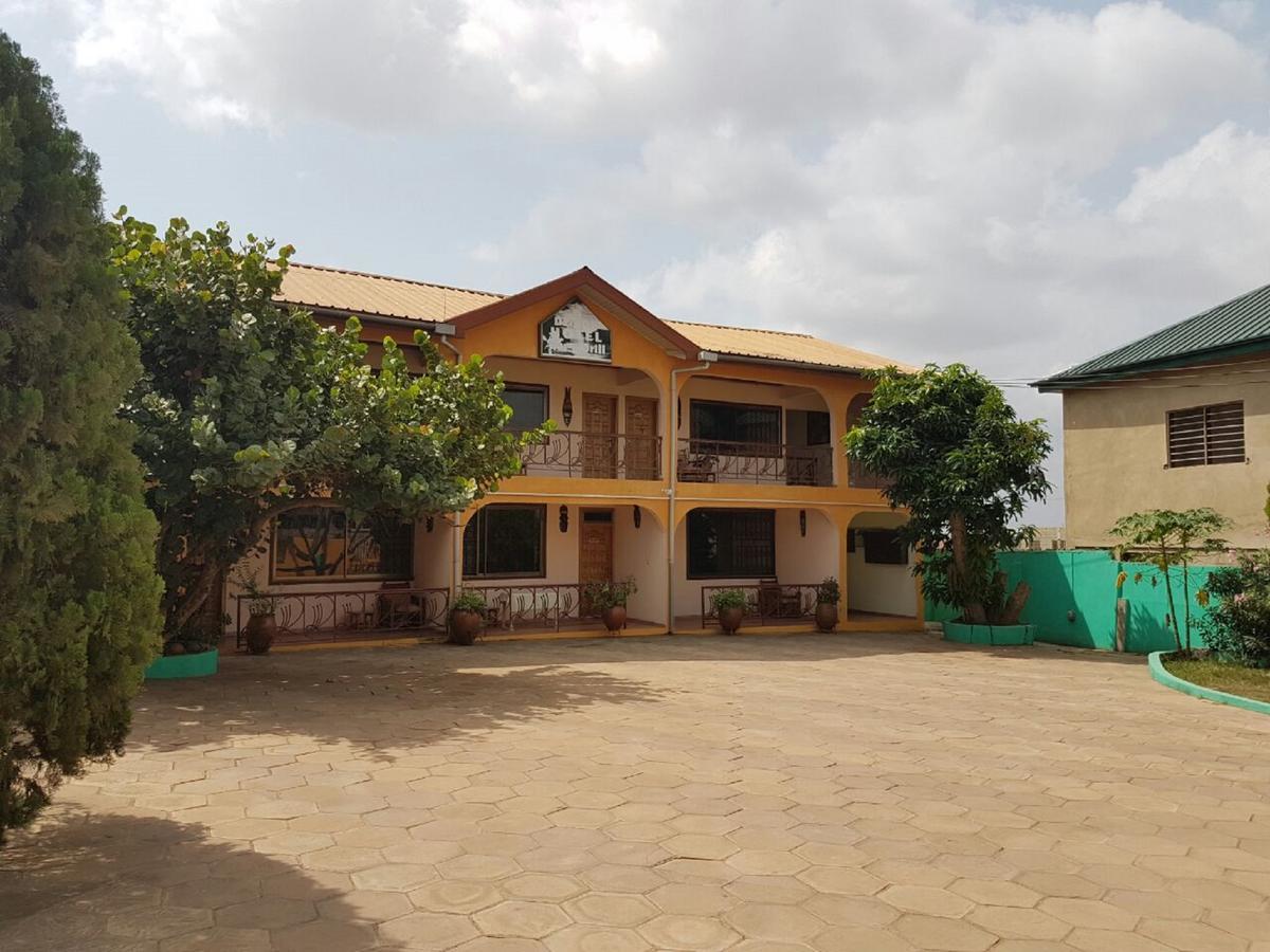 De Mod Hotel Ngleshi Amanfro Exterior photo