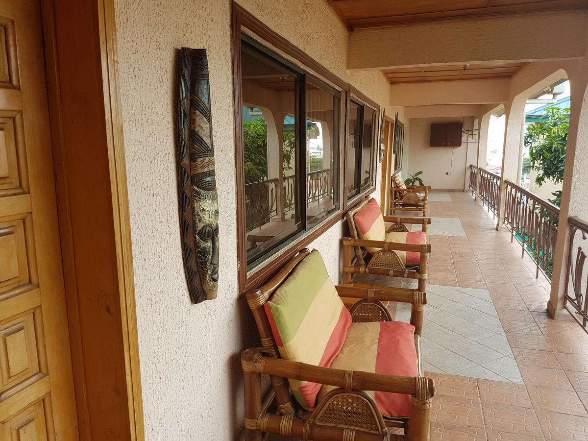 De Mod Hotel Ngleshi Amanfro Exterior photo